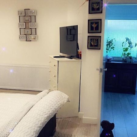 Stay In Woking With Benita Horsell Eksteriør bilde